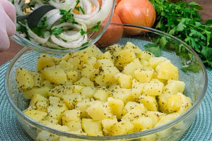 Salada de batata com cebola